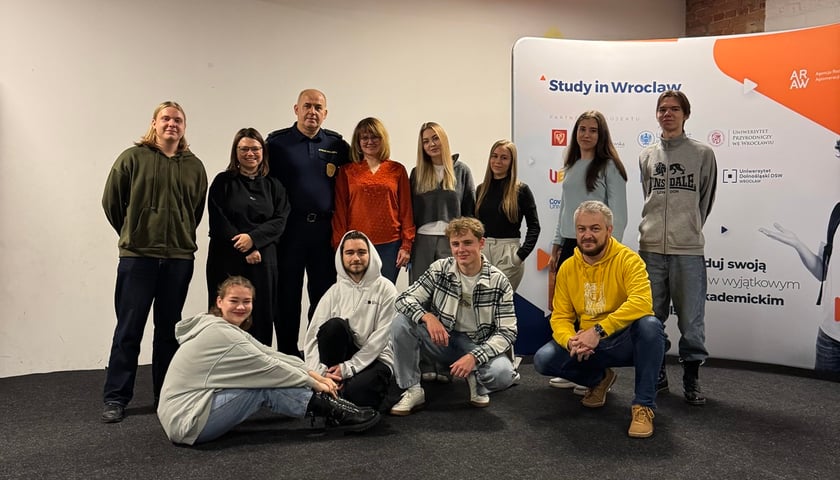 Uczestnicy programu Study in Wrocław. Na zdjęciu grupa młodych ludzi, kobiet i mężczyzn