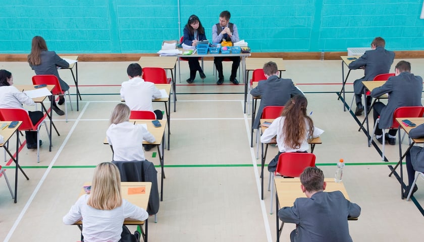 Na zdjęciu uczniowie piszący egzamin ósmoklasisty