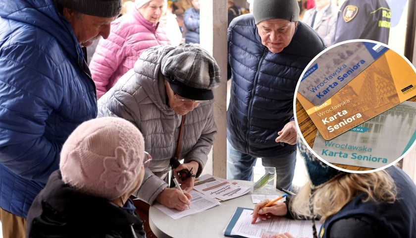 Na zdjęciu w tle seniorzy na targowisku Niedźwiedzia we Wrocławiu. Na zdjęciu w kółku Wrocławska Karta Seniora 