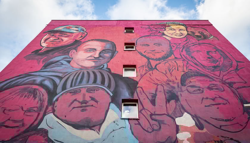 Portret mieszkańców brochowskiego domu socjalnego zdobi jego ścianę. Nowy mural nosi nazwę "Cztery Pory Bloku".
