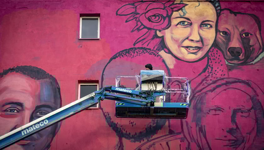 Mural obrazuje mieszkańc&oacute;w domu socjalnego przy Koreańskiej.
