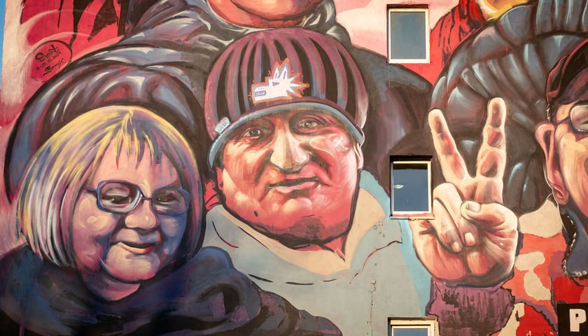 Mural obrazuje mieszkańc&oacute;w domu socjalnego przy Koreańskiej.
