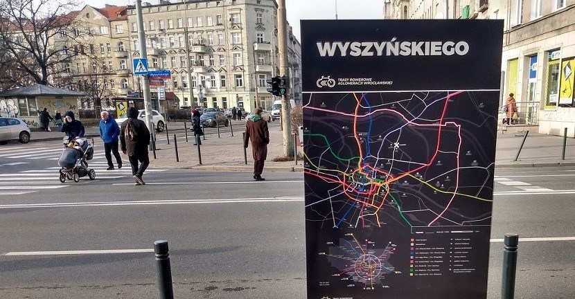 Na tablicach, zwanych totemami, znajdziemy informacje o drogach rowerowych w naszym mieście oraz tych łączących gminy w aglomeracji wrocławskiej.
