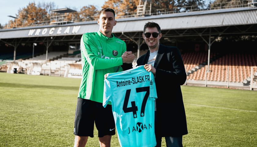 Simeon Petrov (z lewej) i Antoine Gedon, francuski kibic Śląska (z prawej) trzymają koszulkę WKS-u dla Antoine