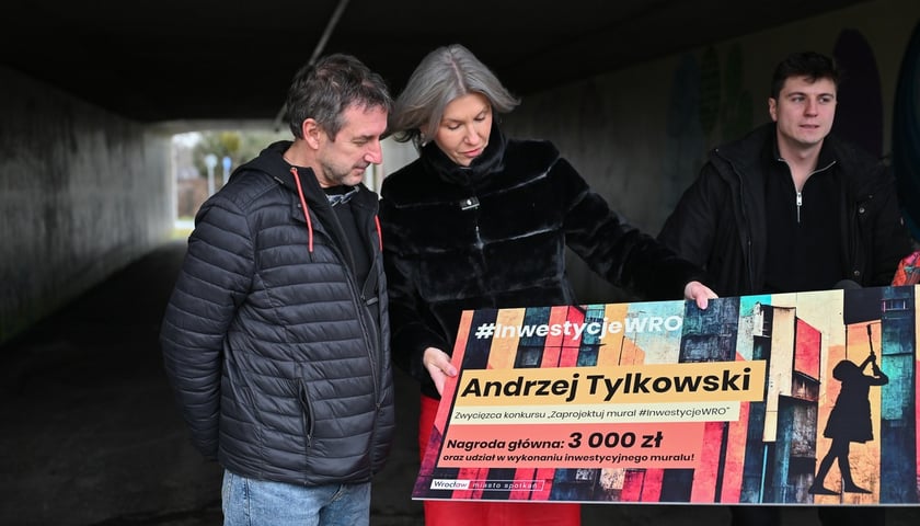 <p>autor muralu Andrzej Tylkowski i wiceprezydent Wrocławia Renata Granowska</p>
