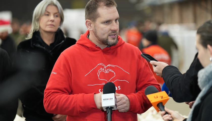 Pierwszy dzień pakowania Paczek Dobrych Relacji. Wrocław, 04.12.2024. Paweł Trawka, rzecznik Caritas Archidiecezji Wrocławskiej