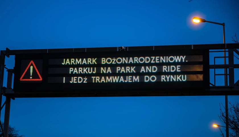 Tablica informacyjna nad drogą