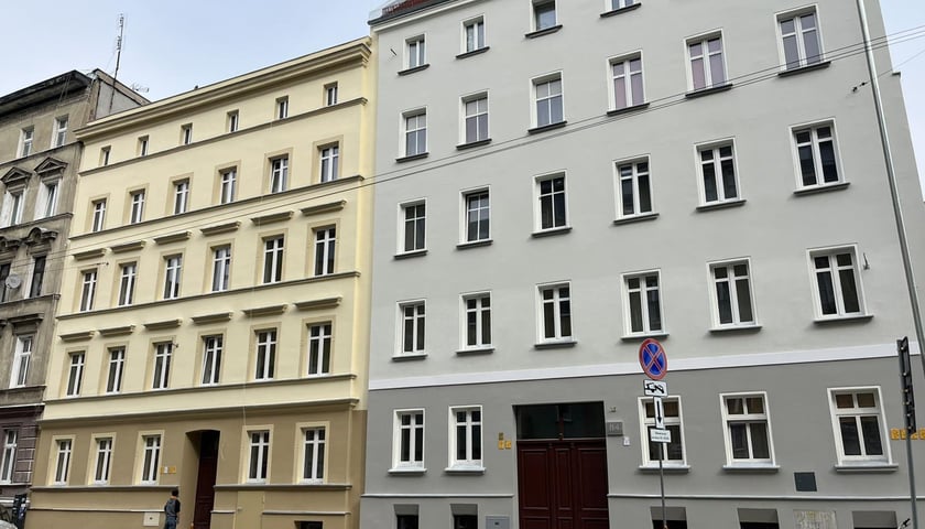 Pięknieją budynki na wrocławskim Przedmieściu Oławskim. Remont obejmie ich wnętrza, elewacje oraz dachy.