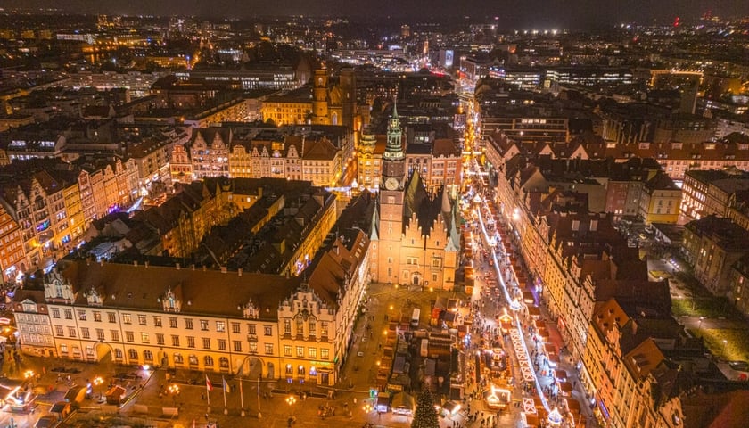Jarmark Bożonarodzeniowy we Wrocławiu 2024 z drona