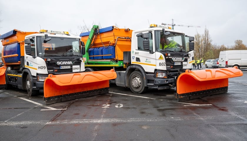 Pługosyparki w gotowości do pracy na wrocławskich ulicach - zdjęcie ilustracyjne 