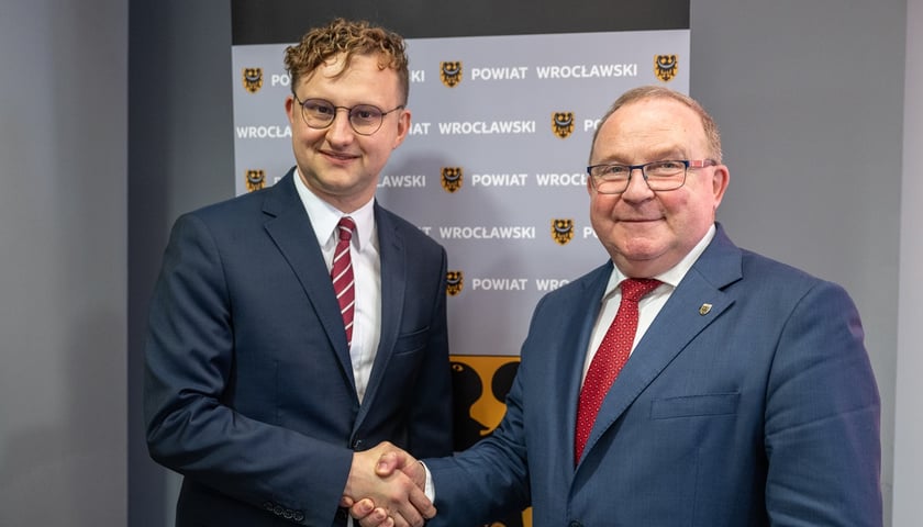 od prawej: Włodzimierz Chlebosz, Starosta Powiatu Wrocławskiego, Tomasz Wiśliński, Prezes Stowarzyszenia Aglomeracja Wrocławska