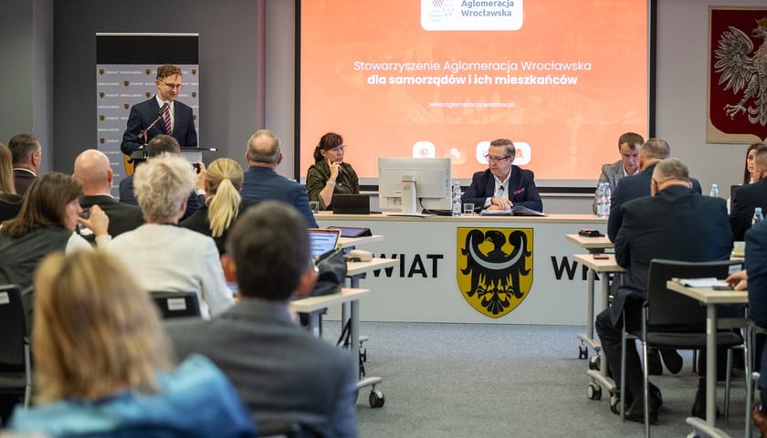 Posiedzenie rady Powiatu Wrocławskiego. Na zdjęciu widać osoby siedzące przy stołach