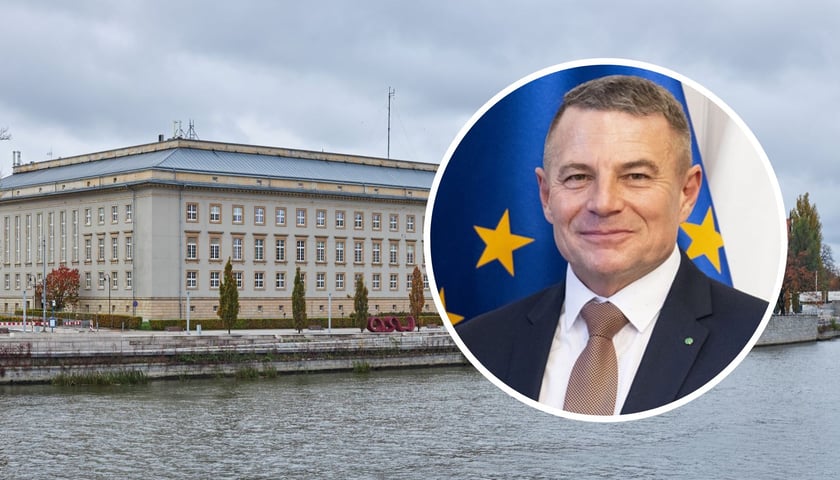  Artur Jurkowski, nowy wicewojewoda dolnośląski, na tle gmachu Dolnośląskiego Urzędu Wojewódzkiego