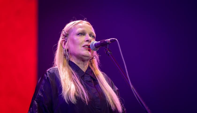 Kasia Nosowska na koncercie we Wrocławiu. Na zdjęciu kobieta przy mikrofonie