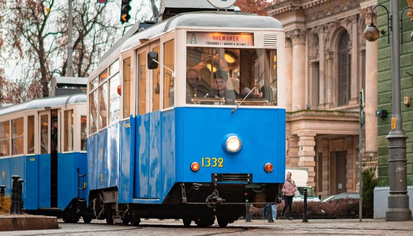Mikołajki z zabytkowym Konstalem. Wrocław, 07.12.2024. Na zdjęciu zabytkowy tramwaj na przystanku przy Operze