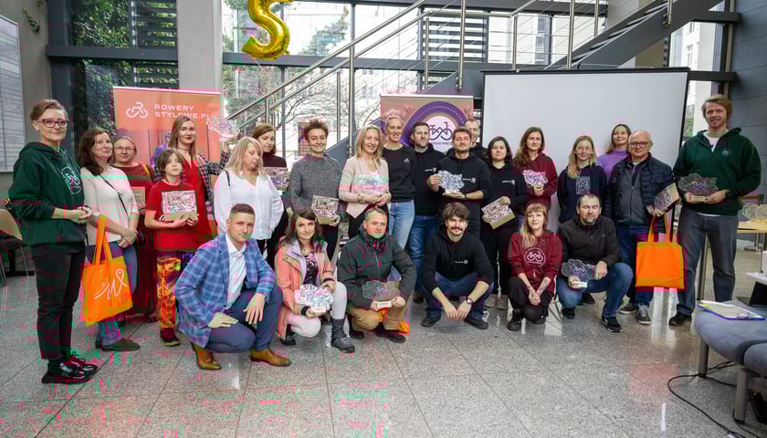 Uczestnicy konferencji prasowej podsumowującej 5. edycję akcji W Kółko Kręcę we Wrocławiu. Zwycięzcy otrzymali statuetki i rowery.