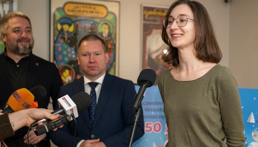 Magdalena Klich-Kozłowska, dyrektorka Dolnośląskiego Centrum Filmowego. Po lewej: Radosław Michalski, dyrektor Departamentu Marki Miasta Urzędu Miejskiego Wrocławia, Marcin Urban, Skarbnik Wrocławia