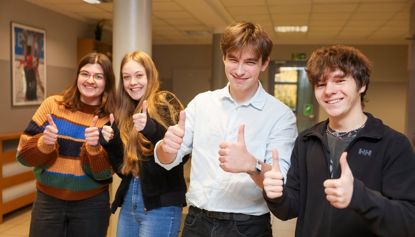 Uczniowie XII LO po próbnej maturze z języka polskiego, poziom podstawowy