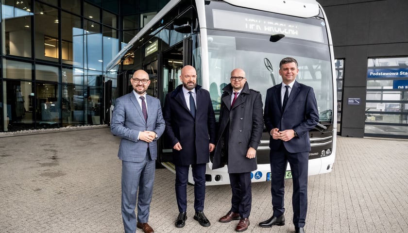 Prezes MPK Wrocław Witold Woźny, prezydent Wrocławia Jacek Sutryk, wiceprezydent Wrocławia Jakub Mazur i wiceprezes MPK Przemysław Nowicki przed wodorowym Mercedesem. Takich autobusów MPK jeszcze nie kupuje, ale właśnie ten model będzie w lutym testowany we Wrocławiu.  