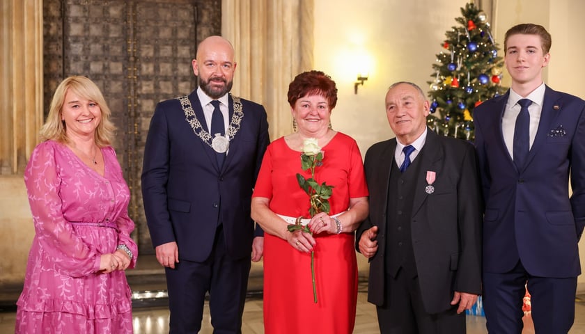 Sala Wielka wrocławskiego Ratusza, spotkanie z parami z wieloletnim stażem, 9 grudnia 2024 