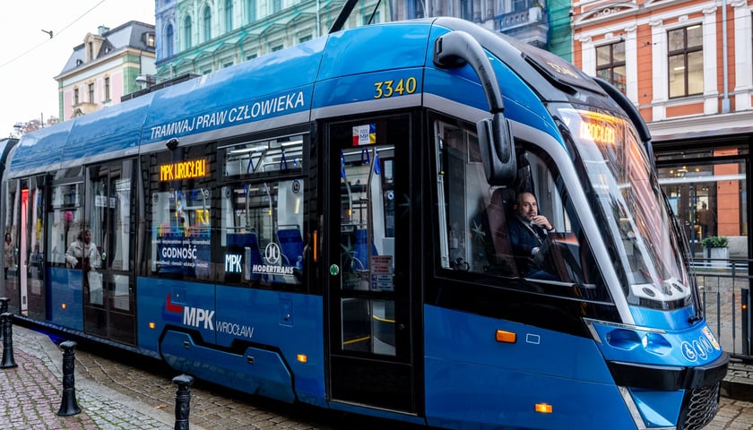 Tramwaj praw człowieka wyruszył dziś z przystanku "Opera"