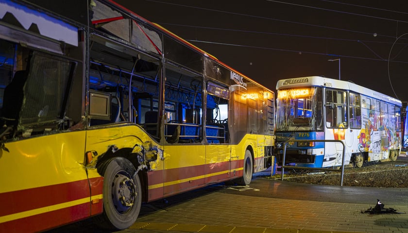 Tramwaj nr 10 wjechał w bok autobusu nr 107. Cztery osoby są lekko ranne