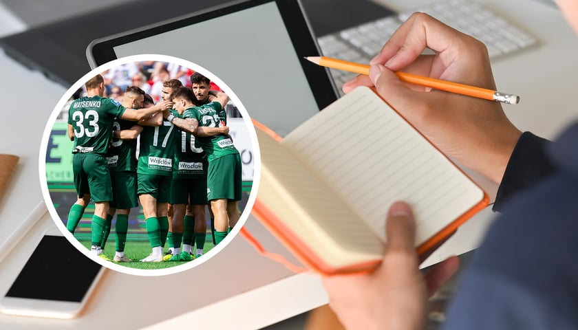 Na zdjęciu w owalu piłkarze Śląska Wrocław, w tle mężczyzna przed tabletem z notesem i ołówkiem w dłoni