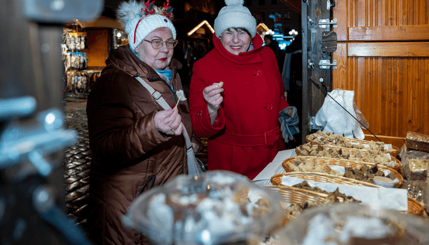 Teresa Pilarczyk i Ewa Rapacz - autorki 12 przepisów na naszą wigilię po wrocławsku - na jarmarku bożonarodzeniowym w Rynku