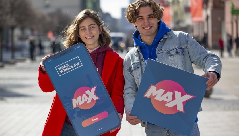 Młoda kobieta z młodym mężczyzną trzymają tablice z napisem Nasz Wrocław MAX