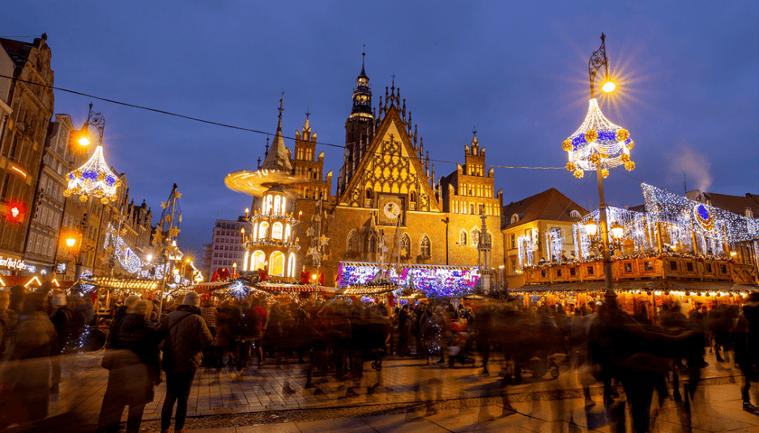 Wrocławski Jarmark Bożonarodzeniowy wieczorem - tłum odwiedzających od strony ratusza