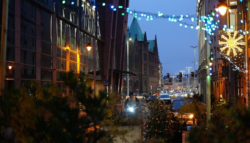 Budynki i świąteczne iluminacje na ulicy św. Antoniego na Starym Mieście we Wrocławiu