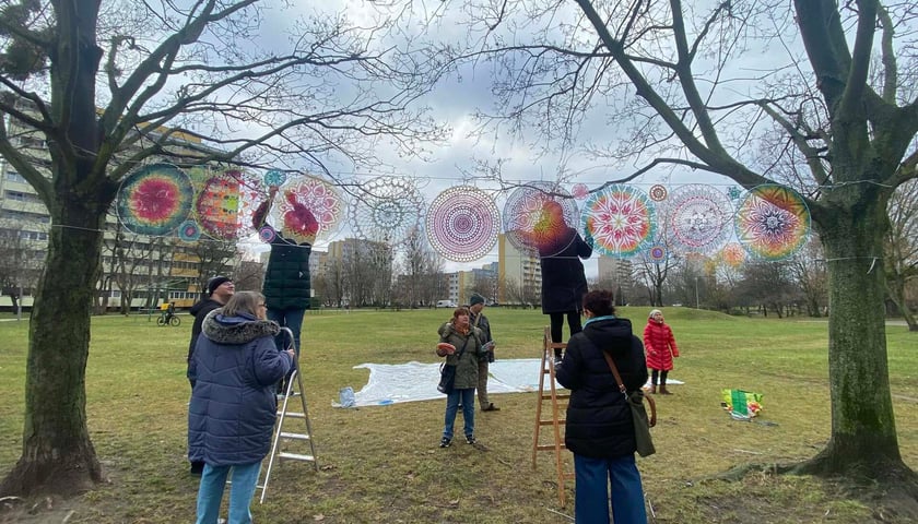 Kolorowe mandale na Gądowie. Mieszkańcy stworzyli wyjątkową instalację