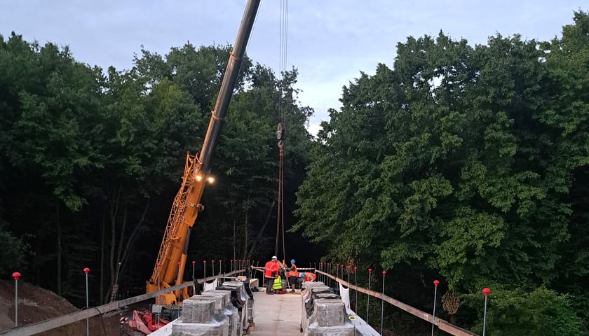 Budowa podjazdów do kładki nad Widawą. Zdjęcie z 18 lipca 2025