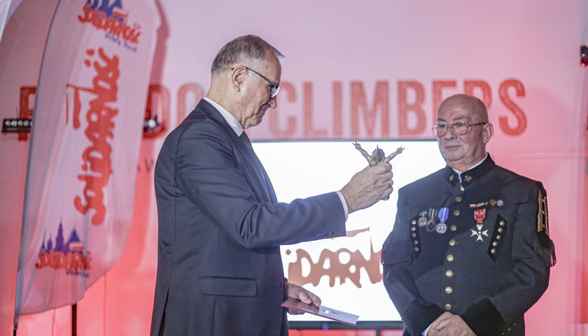 Przewodniczący dolnośląskiej Solidarności, Kazimierz Kimso, wręczający krasnale zasłużonym opozycjonistom na gali Niezłomnych w CH Zajezdnia (grudzień 2024)