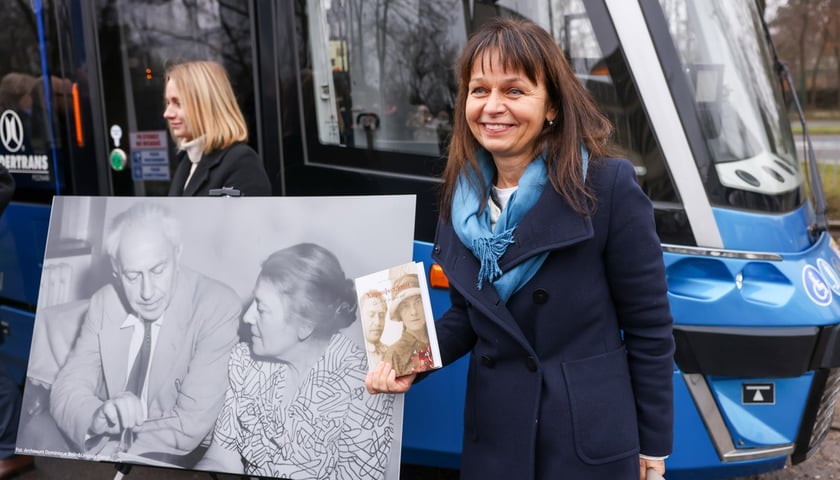 Uroczystość nadania imienia Hanny i Ludwika Hirszfeldów wrocławskiemu tramwajowi. Prof. Urszula Glensk, autorka książki "Hirszfeldowie. Zrozumieć krew"
