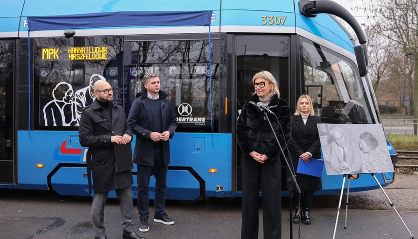 Nadanie imienia Hanny i Ludwika Hirszfeldów wrocławskiemu tramwajowi. Na zdjęciu: Renata Granowska, wiceprezydent Wrocławia, przemawia podczas uroczystości