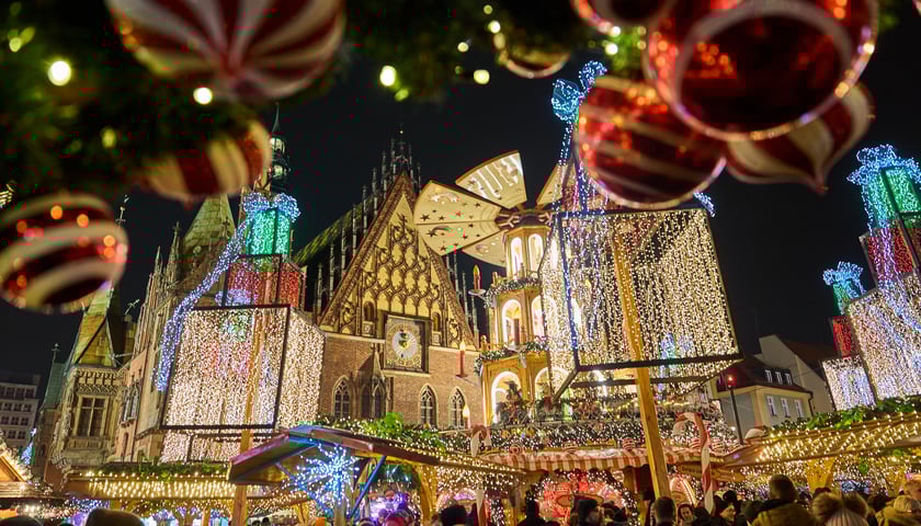 <p>Świąteczne iluminacje i ozdoby we Wrocławiu, jarmark w Rynku</p>