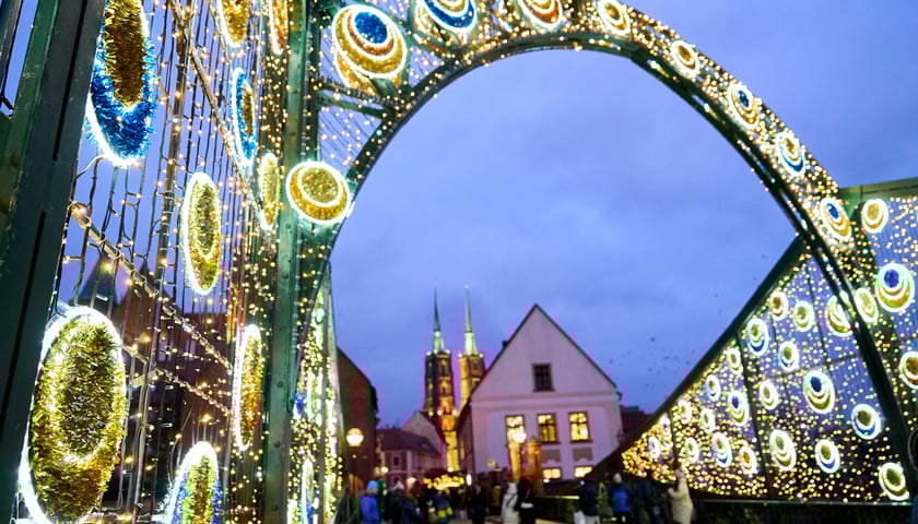 Świąteczne iluminacje na moście Tumskim
