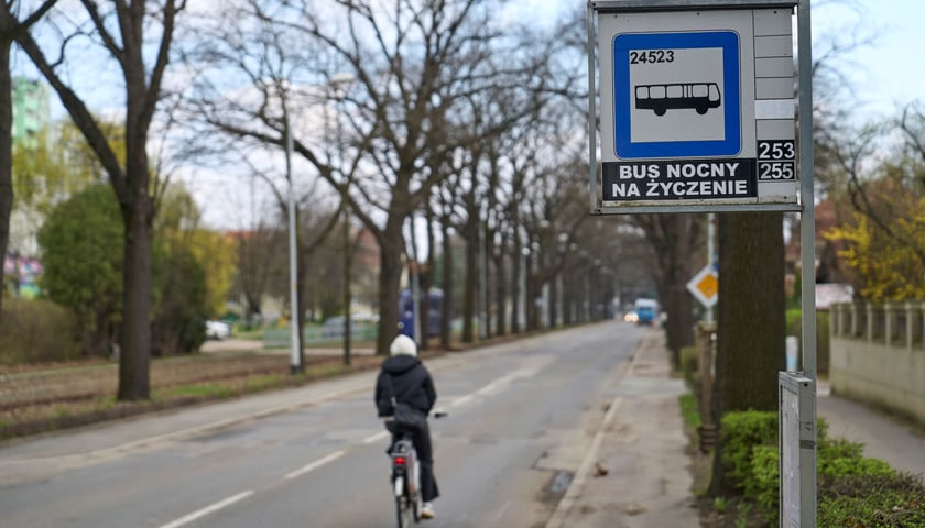 Na zdjęciu przystanek autobusowy przy Olszewskiego