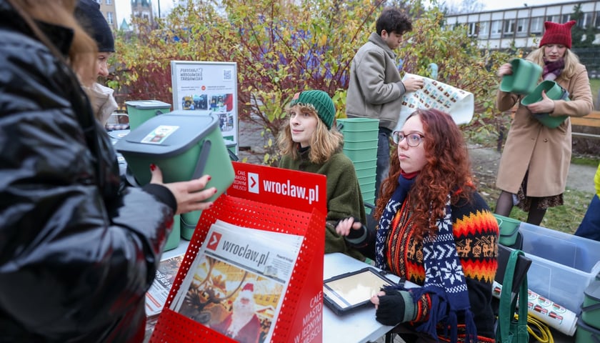Akcja rozdawania pojemnik&oacute;w na bioodapdy na Targowisku Jemiołowa
