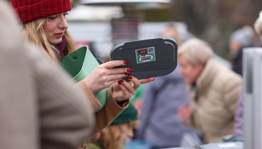Akcja rozdawania pojemnik&oacute;w na bioodapdy na Targowisku Jemiołowa