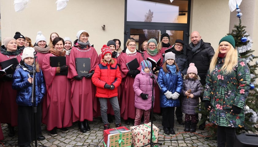 Na zdjęciu Chór Osiedlowy Vocallinea z prezydentem Wrocławia Jackiem Sutrykiem