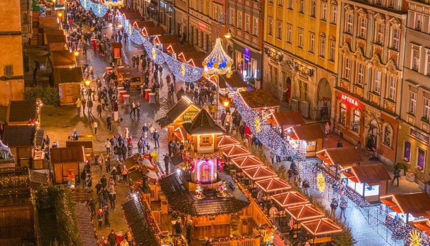 Jarmark Bożonarodzeniowy we Wrocławiu. Na zdjęciu widać fragment Rynku we Wrocławiu z budkami Jarmarku Bożonarodzeniowego