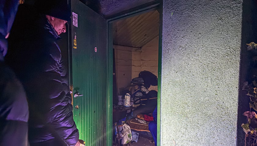 <p>Zanim wejdzie się do "miejsca", w kt&oacute;ym pomieszkuje osoba w kryzysie, trzeba zapukać.</p>