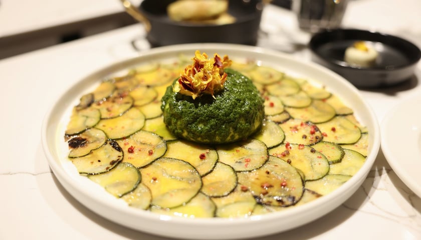 kabaczek z grilla, burrata, pesto bazyliowe, miód, świeżo mielony pieprz różowy, smagliczka