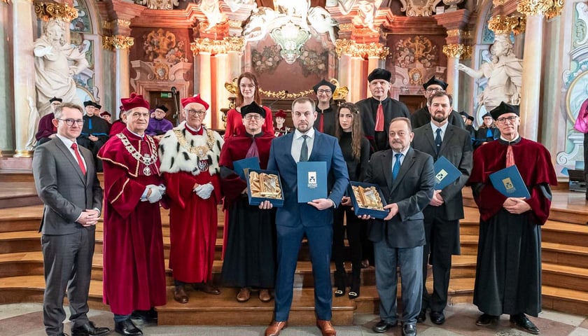 Uroczystość Święta Uniwersytetu Medycznego we Wrocławiu. Na zdjęciu osoby w togach akademickich