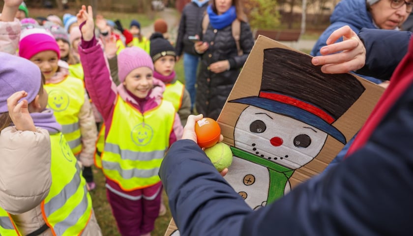 Dzieci z Przedszkola nr 17 na wrocławskim Zakrzowie ubrały choinkę w Parku Jedności - 18.12.2024