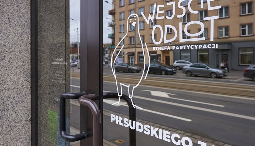 Widok na witrynę lokalu "Odlot. Strefa Partycypacji" przy ulicy Piłsudskiego 34 we Wrocławiu