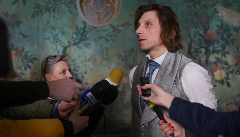 Eryk Kulm, aktor, wystąpi w roli tytułowej w filmie "Chopin, Chopin!", do którego zdjęcia powstają we Wrocławiu. Na zdjęciu młody mężczyzna w eleganckim ubraniu