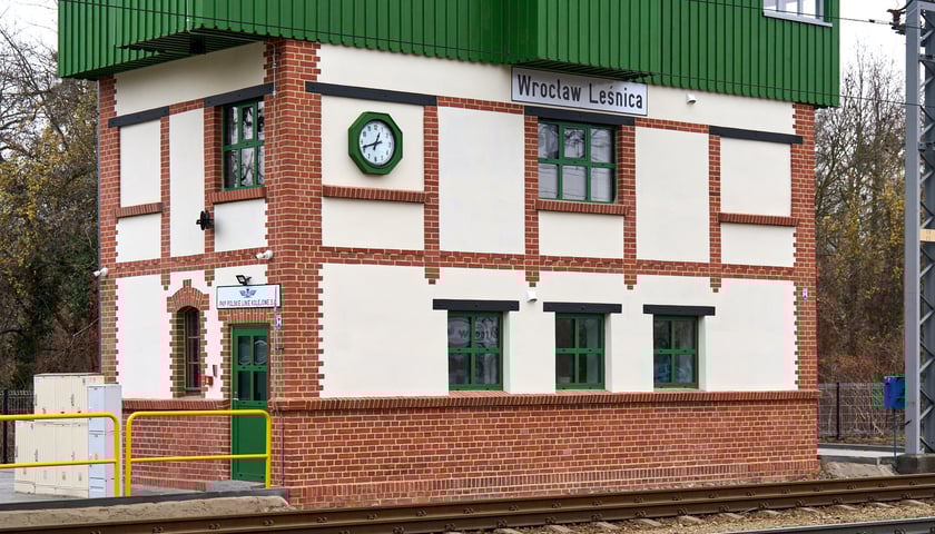 Fragment wyremontowanego budynku nastawni i kawałek torów na stacji kolejowej Wrocław Leśnica